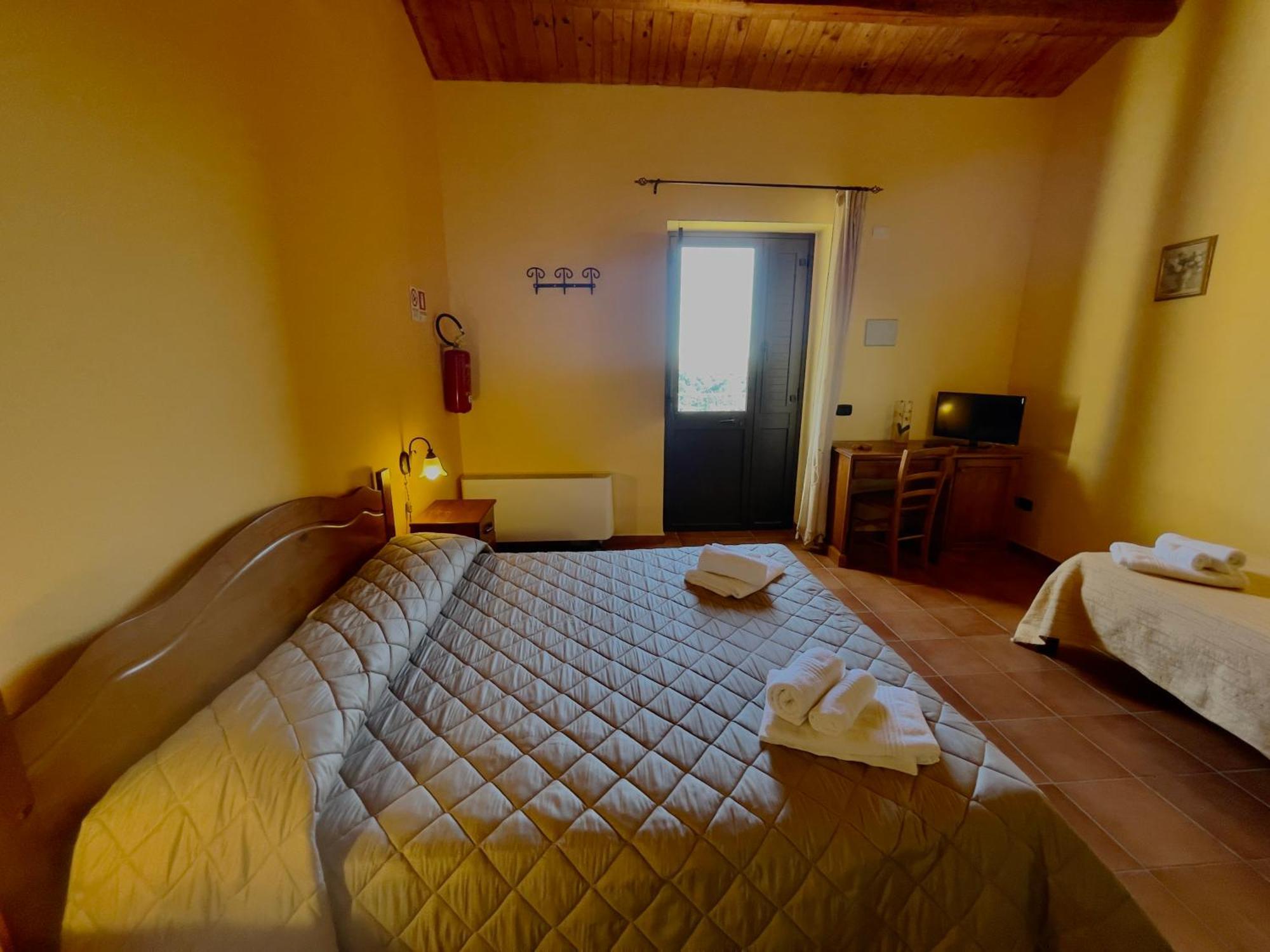 Agriturismo Russa Belladonna กัลตาจีโรเน ภายนอก รูปภาพ